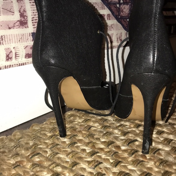 Betsey Johnson. Black leather pumps - Picture 4 of 5